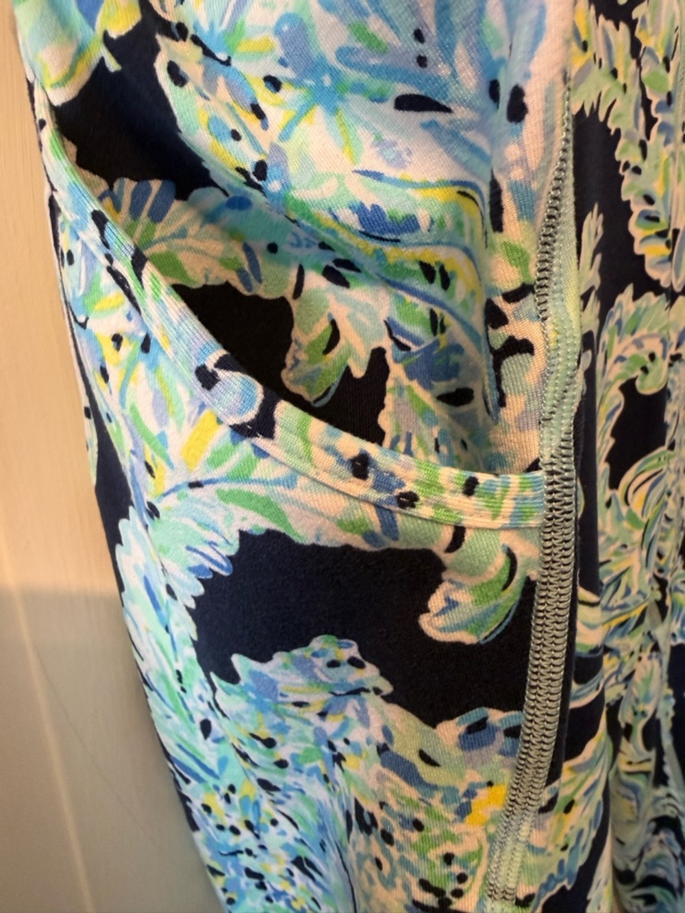 Lilly Pulitzer Navy, Aqua & Pink Floral Capri Leggings NWOT - Picture 10 of 10